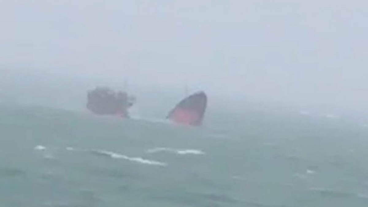 Novorosiysk rayonında furtuna sebebinden yük gemisi yıqılğan